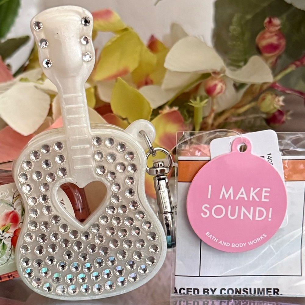 🆕🎸 BATH & BODY WORKS “BLING GUITAR” SOUND MAKING POCKETBAC HOLDER. BRAND NEW! - Picture 2 of 7